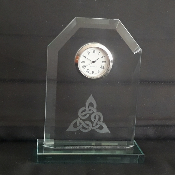 Handcrafted in Scotland Burns Crystal Desk Clock with Trinity Knot - Picture 10 of 15